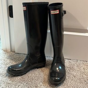 Tall black glossed HUNTER rain boots